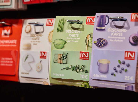 INTERSPAR-Geschenkkarten hängen in einem Regal