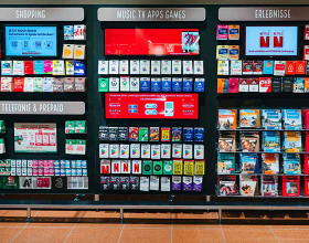 Verschiedene Gutscheinkarten in einem INTERSPAR Regal