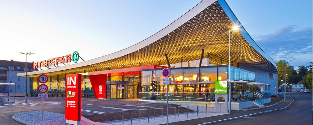Ein INTERSPAR Hypermarkt in der Abenddämmerung