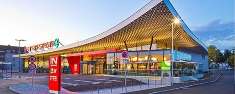 Ein INTERSPAR Hypermarkt in der Abenddämmerung