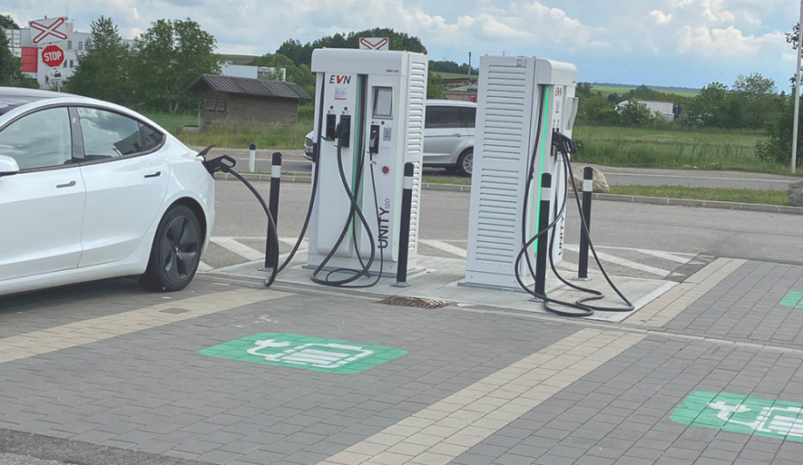 Ein E-Auto das an einer E-Ladesattion angeschlossen ist