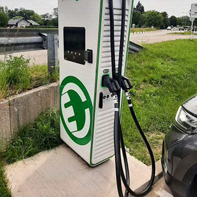Ein E-Auto das an einer E-Ladesattion angeschlossen ist