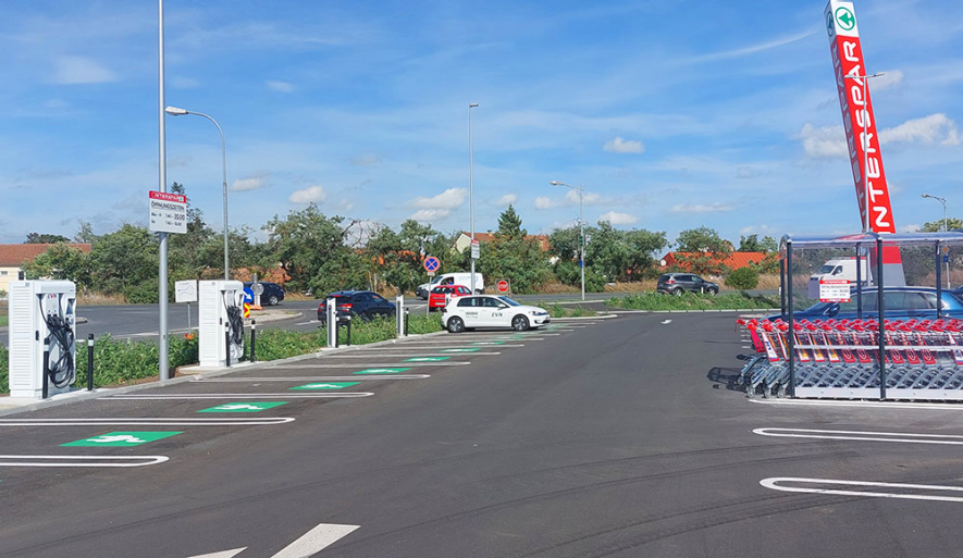 Parkplatz eines INTERSPAR-Marktes mit E-Ladestationen