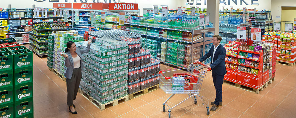 Kund:innen in der Getränkeabteilung eines INTERSPAR Marktes
