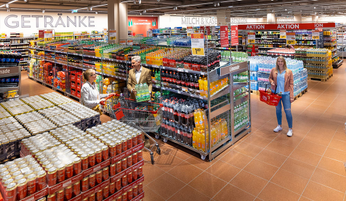 Kund:innen in der Getränkeabteilung eines INTERSPAR Marktes