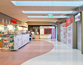 Eingang eines INTERSPAR Hypermarktes