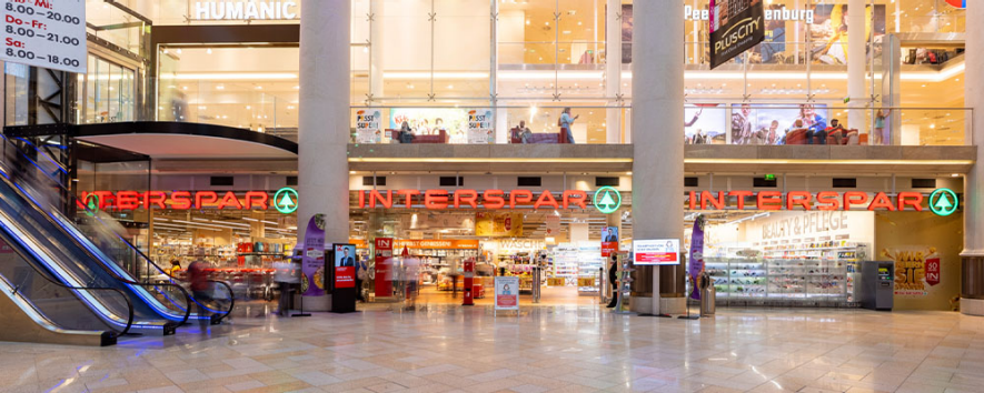 Eingang eines INTERSPAR Hypermarktes