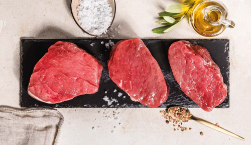 Drei Stücke Fleisch auf einem Grafit-Brett