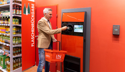 Ein Mann beim INTERSPAR Flaschenrückgabe-Automaten