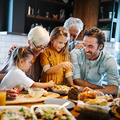 Eine Familie beim Kochen in der Küche