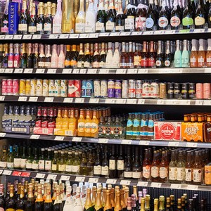 Viele verschiedene Getränke in einem gekühlten Regal