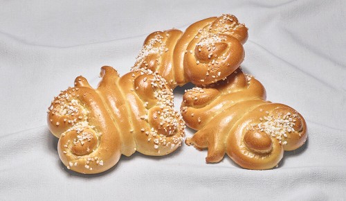Drei frisch gebackene Brioche-Schmetterlinge aus der INTERSPAR-Backstube