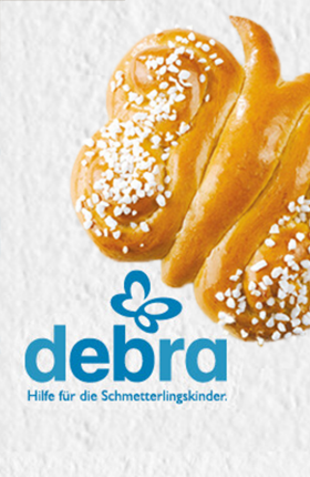 Ein Brioche-Schmetterking mit Hagelzucker und das "Debra"-Logo