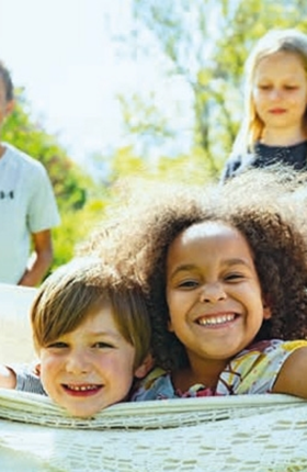 Lächelnde Kinder im Sonnenschein