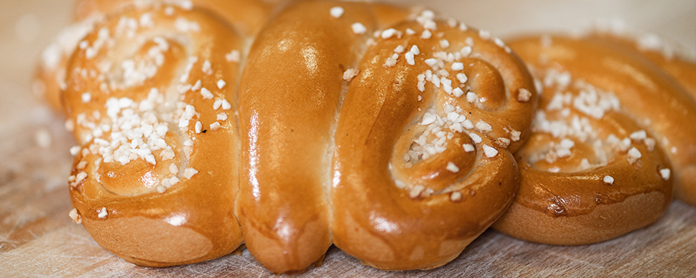 Ein frisch gebackener Schmetterling mit Hagelzucker