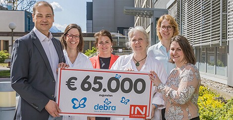 Im Rahmen der „Schmetterlings“-Spendenaktion überreicht INTERSPAR Österreich-Geschäftsführer Mag. Johannes Holzleitner (1. v.l.) eine Spende in Höhe von 65.000 Euro an Dr. Anja Diem Leiterin der EB-Haus Ambulanz (4. v.l.), Dr. Sophie Kitzmüller Leiterin der EB-Haus Akademie (6. v.l.), Dr. Katharina Ude-Schoder EB-Ärztin (2. v.l.), Mag. (FH) Elisabeth Rettenbacher Presse & Öffentlichkeitsarbeit EB-Haus Austria (3. v.l.) sowie Dr. Hana Cernecka Leiterin EB Research Institute (5. v.l.).