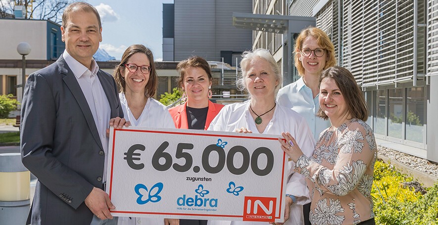 Im Rahmen der „Schmetterlings“-Spendenaktion überreicht INTERSPAR Österreich-Geschäftsführer Mag. Johannes Holzleitner (1. v.l.) eine Spende in Höhe von 65.000 Euro an Dr. Anja Diem Leiterin der EB-Haus Ambulanz (4. v.l.), Dr. Sophie Kitzmüller Leiterin der EB-Haus Akademie (6. v.l.), Dr. Katharina Ude-Schoder EB-Ärztin (2. v.l.), Mag. (FH) Elisabeth Rettenbacher Presse & Öffentlichkeitsarbeit EB-Haus Austria (3. v.l.) sowie Dr. Hana Cernecka Leiterin EB Research Institute (5. v.l.).