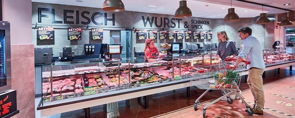 Eine Frau und ein Mann an der INTERSPAR Fleischtheke