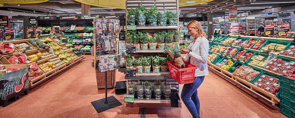 Eine Frau beim Einkaufen in einem INTERSPAR Markt