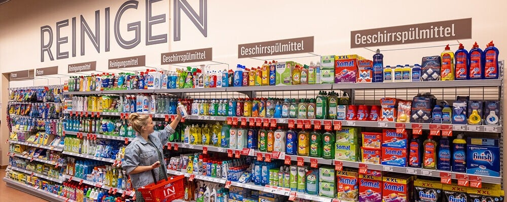 Eine Dame beim Einkaufen in der Putzen und Reinigen-Abteilung