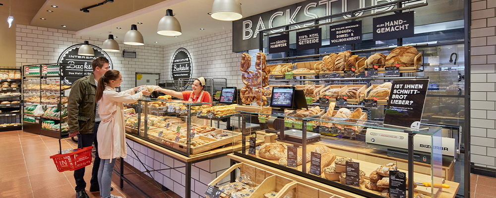 Backstuben Mitarbeiterin bedient Kundschaft