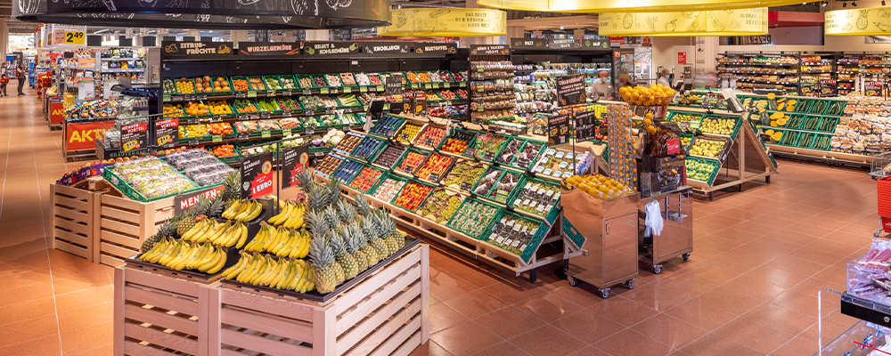 Obst und Gemüseabteilung in einem INTERSPAR Hypermarkt