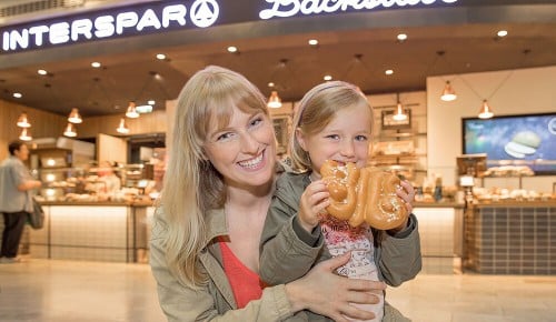 Eine Frau und ein Kind mit einem Germ-Schmetterling in der Hand