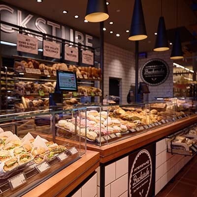 Die INTERSPAR-Backstube fertig gefüllt mit verschiedenen Brötchen, Broten und Gebäck