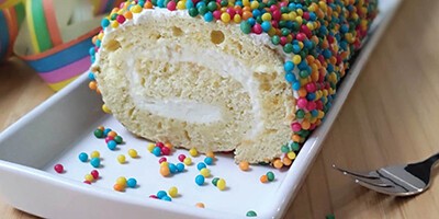 Eine Roulade mit bunten Streuseln