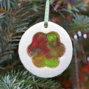 Ein Buntglas-Anhänger für den Christbaum in Stern-Form