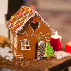 Ein Lebkuchenhaus verziert mit Zuckerglasur, Smarties und mehr