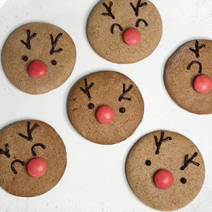 Runde Kekse mit Rentier-Gesichtern aus Schokolade und Smarties