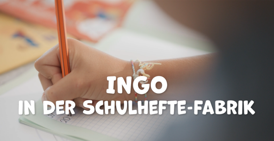 INGO in der Schulhefte-Fabrik; Kinderhand, die in einem Heft schreibt