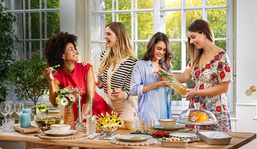 Vintage Sommerparty mit gedecktem Tisch und Gästen im Mein Zuhause