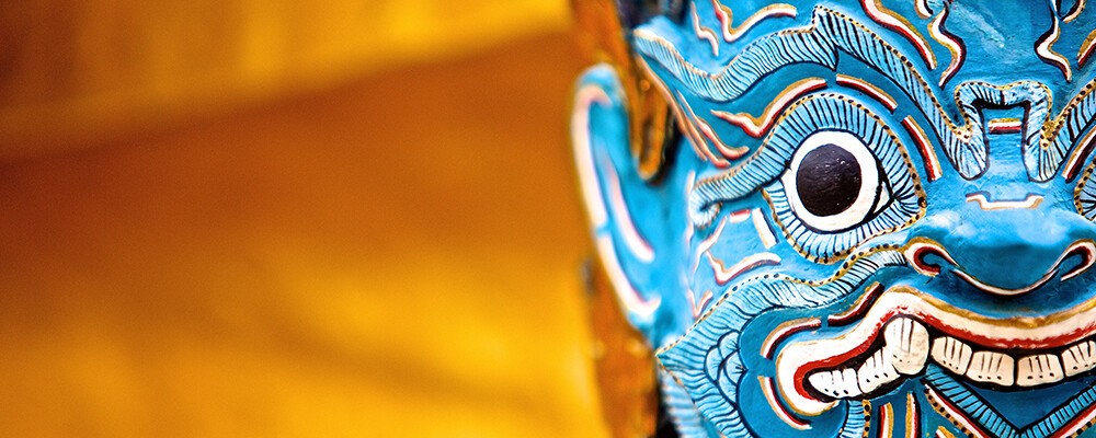 Nahaufnahme einer traditionellen, blau-gemusterten Wat Phra Statue in Thailand