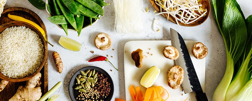 SPAR Mahlzeit! Asiatische Grundzutaten auf einem Tisch angerichtet