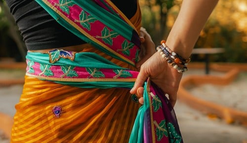 Eine Frau in einem Sari von hinten fotografiert