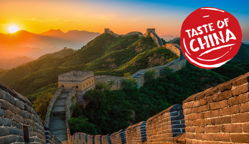 Die Chinesische Mauer schlängelt sich im Sonnenuntergang durch die bergige Landschaft