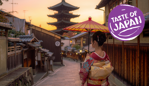 Eine Frau in einem japanischen Kimono spaziert über eine alte japanische Straße mit einer Pagode im Hintergrund