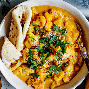 SPAR Mahlzeit Aloo Gobi, Indisches Blumenkohl-Curry in einem Teller