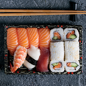 Mehrere verschiedene Sushi mit Stäbchen und Sojasauce