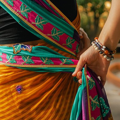 Eine Frau in einem Sari von hinten fotografiert