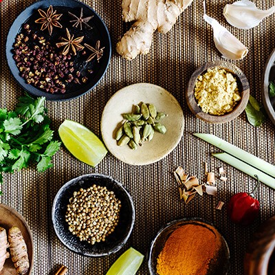 SPAR Mahlzeit! Asiatische Gewürze auf einem Tisch angerichtet