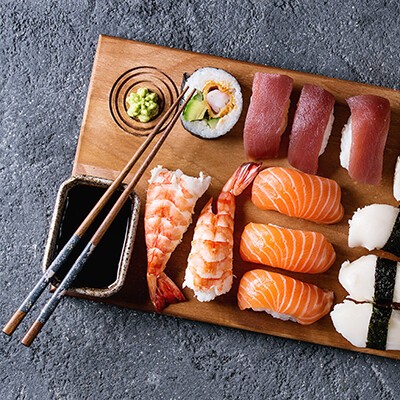 Eine Sushi-Sashimi-Maki-Platte mit Ingwer, Sojasauce und Essstäbchen