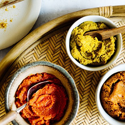 SPAR Mahlzeit! Verschiedene Curry Pasten auf einem Tisch angerichtet