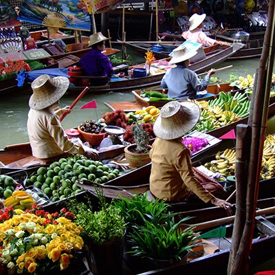 Mehrere Personen auf einem schwimmenden Thailand-Markt in Bangkok