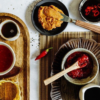 SPAR Mahlzeit! Asiatische Öle und Pasten auf einem Tisch angerichtet