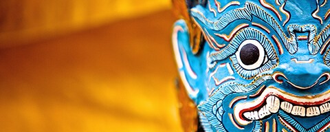 Nahaufnahme einer traditionellen, blau-gemusterten Wat Phra Statue in Thailand