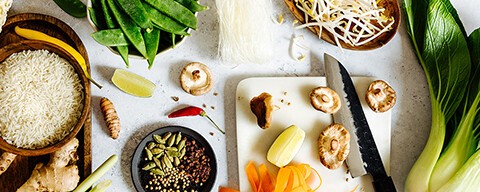 SPAR Mahlzeit! Asiatische Grundzutaten auf einem Tisch angerichtet