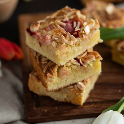 Sallys Erdbeer-Rhabarber Blondies